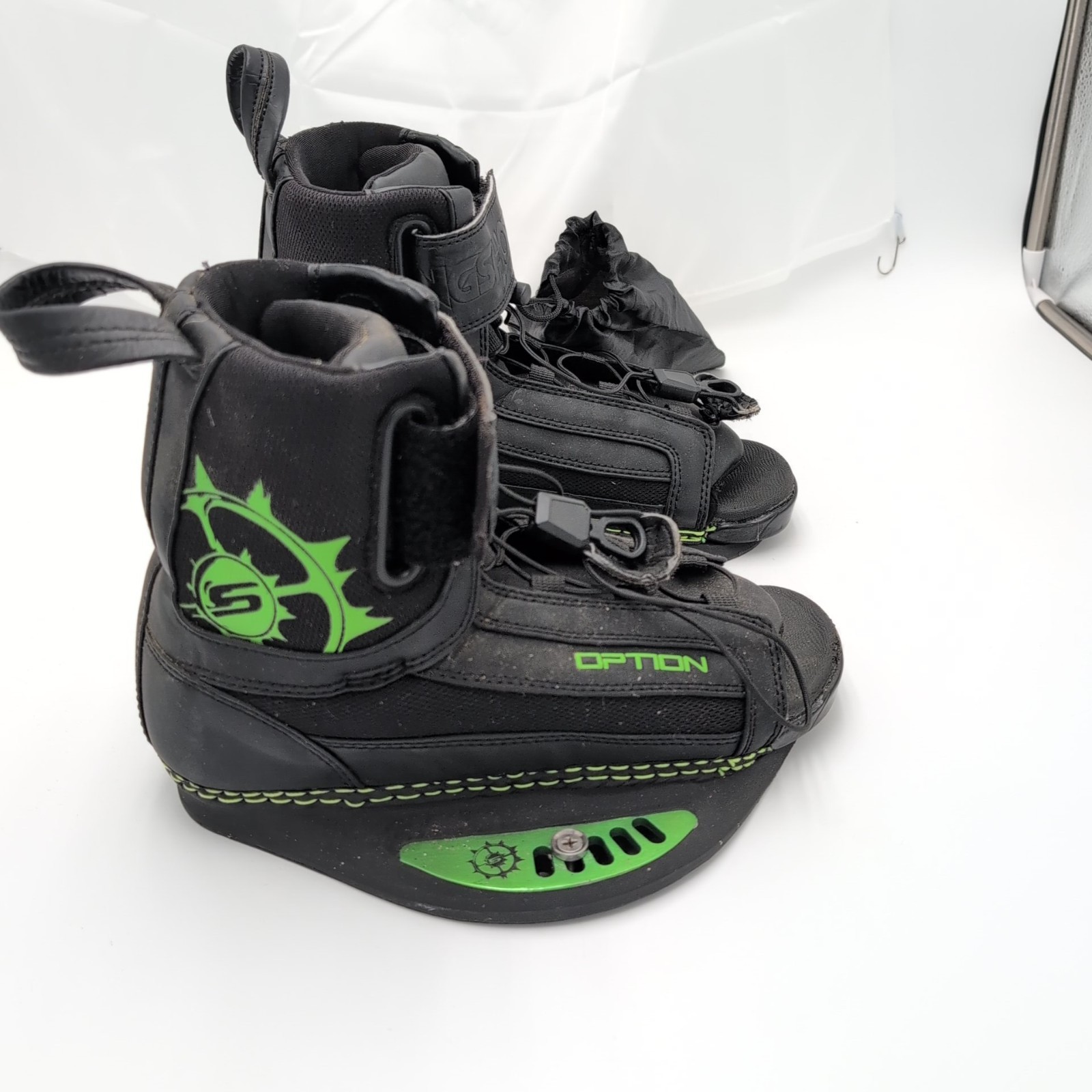 Slingshot The Option Wakeboard Bindings Boots S/M Black Green w Fins