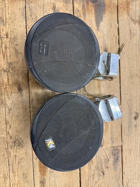 USED KICKER TOWER SPEAKERS (APROX 6 INCH)