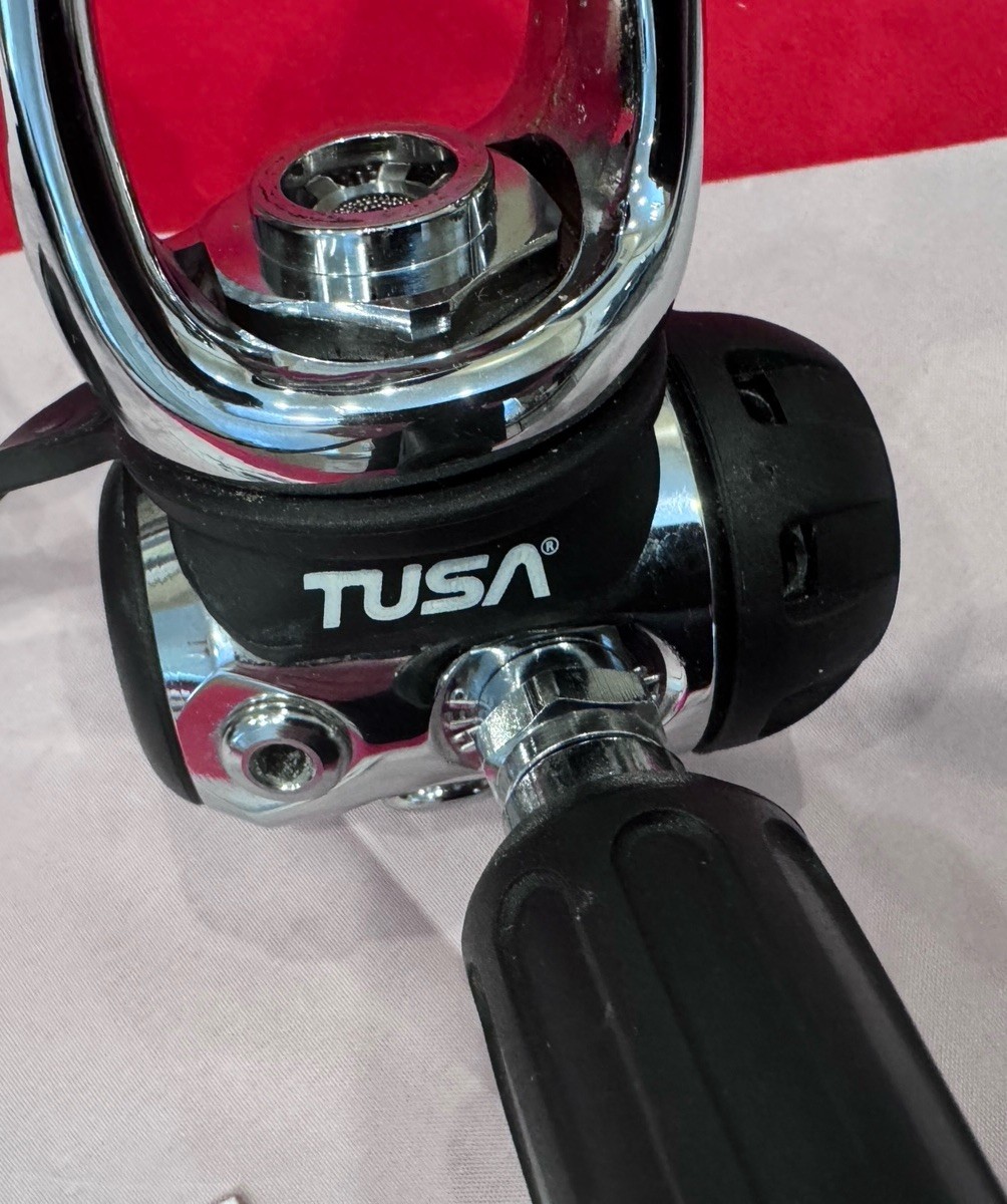 SCUBA TUSA S1001 FIRST AND SECOND STAGE REGULATOR LOOKS LIKE NEVER WET!