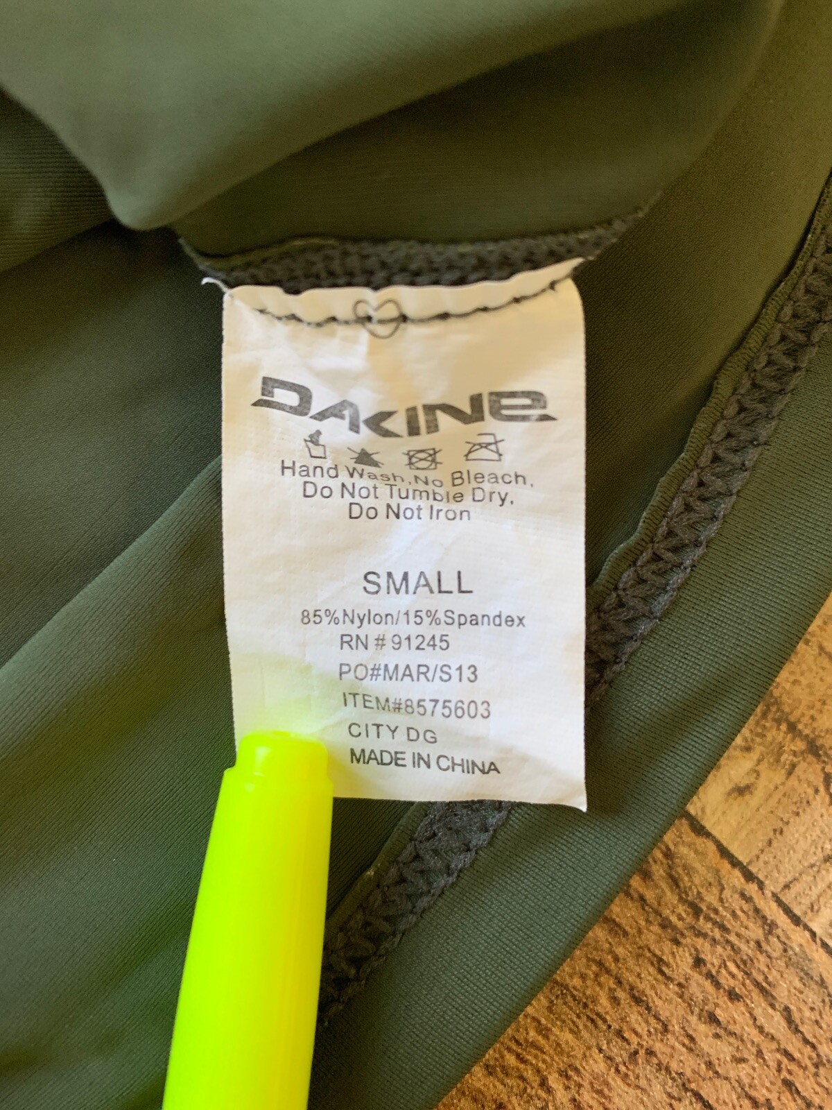 Dakine Men’s Rash Guard Size S Small Preowned Army Green