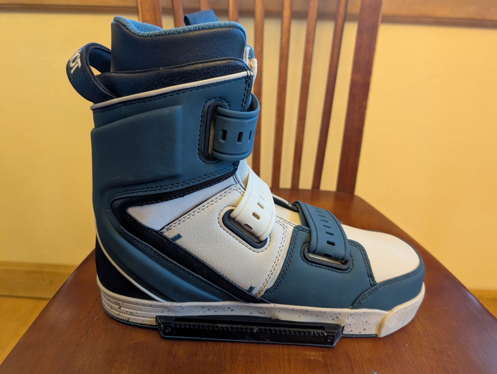 2022 Slingshot KTV Wakeboard Binding Size 11