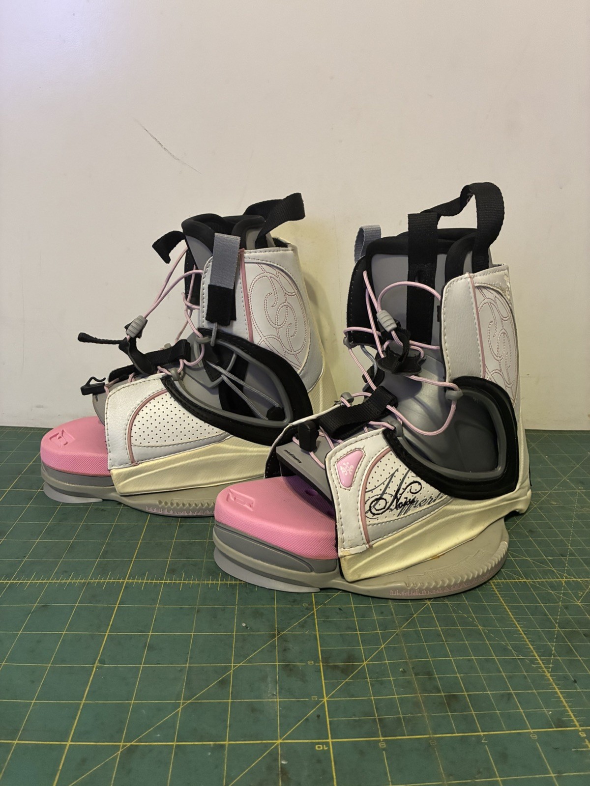 Hyperlite Noise Womens Wakeboard Bindings MEDIUM (Fits Women’s 4 – 8)