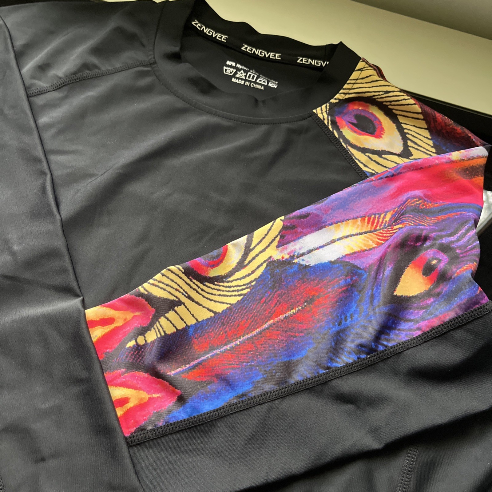 Rash Guard Men’s Size Large Long Sleeve Peacock Feather Pattern Sleeve