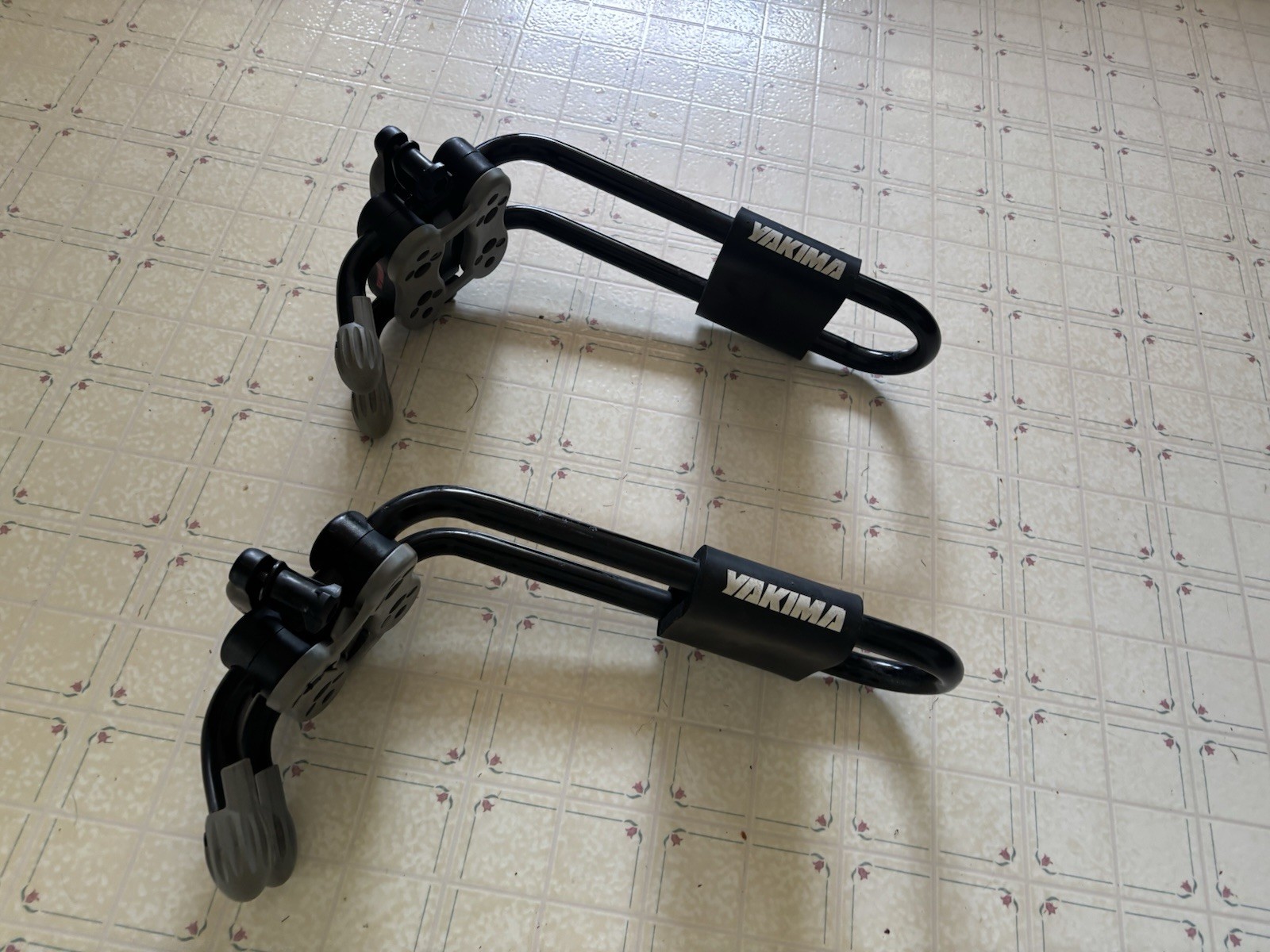 YAKIMA HULLRAISER KAYAK RACK J Hook Style Upright Roof Mount w Universal Mounts