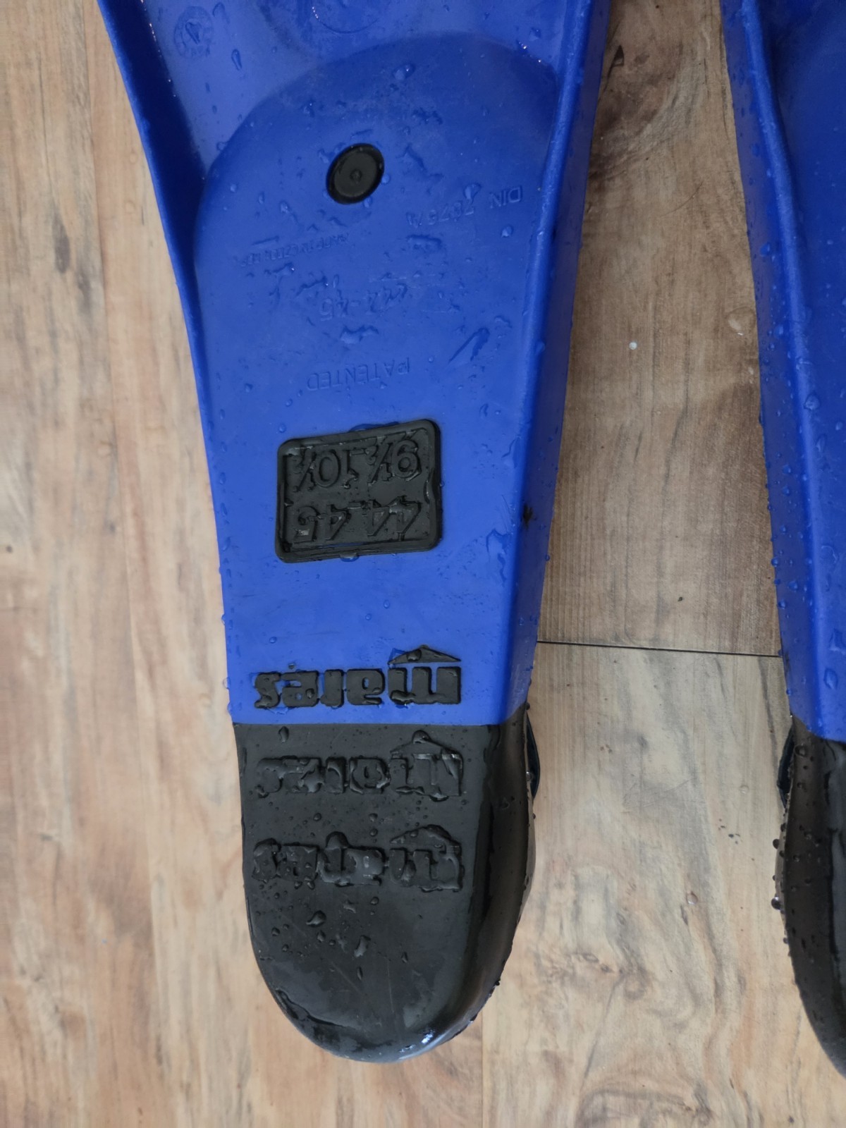 Mares Avanti Superchannel Full Foot Scuba Snorkeling Fins Blue- 9.5-10.5