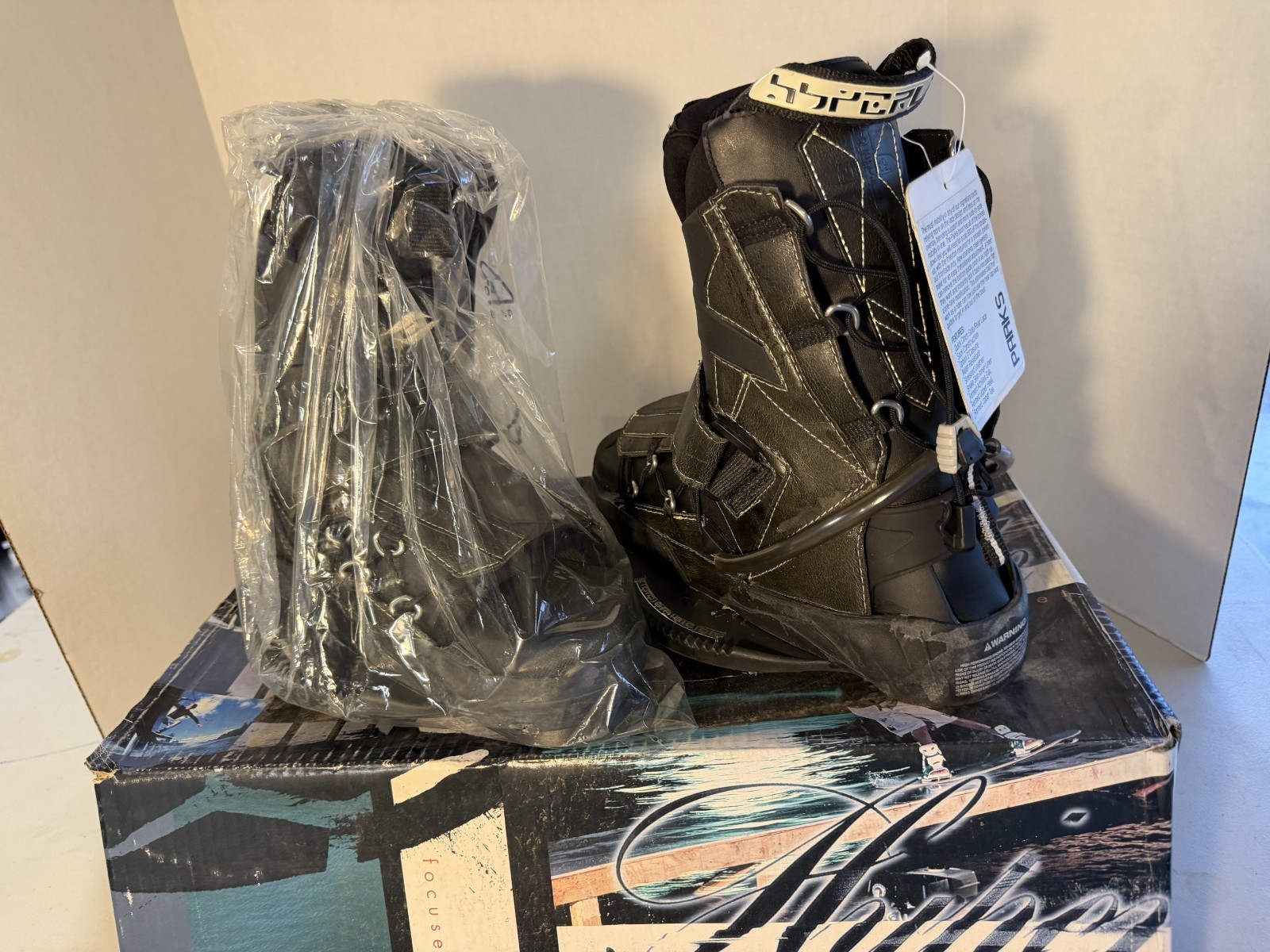 Hyperlite Parks Wakeboard Bindings SMALL (fits Men’s 4.5-5)