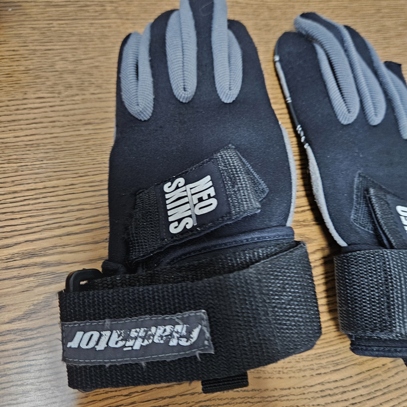 Gladiator Neo Skins Black water skiing sport gloves Sz Sm S EUC