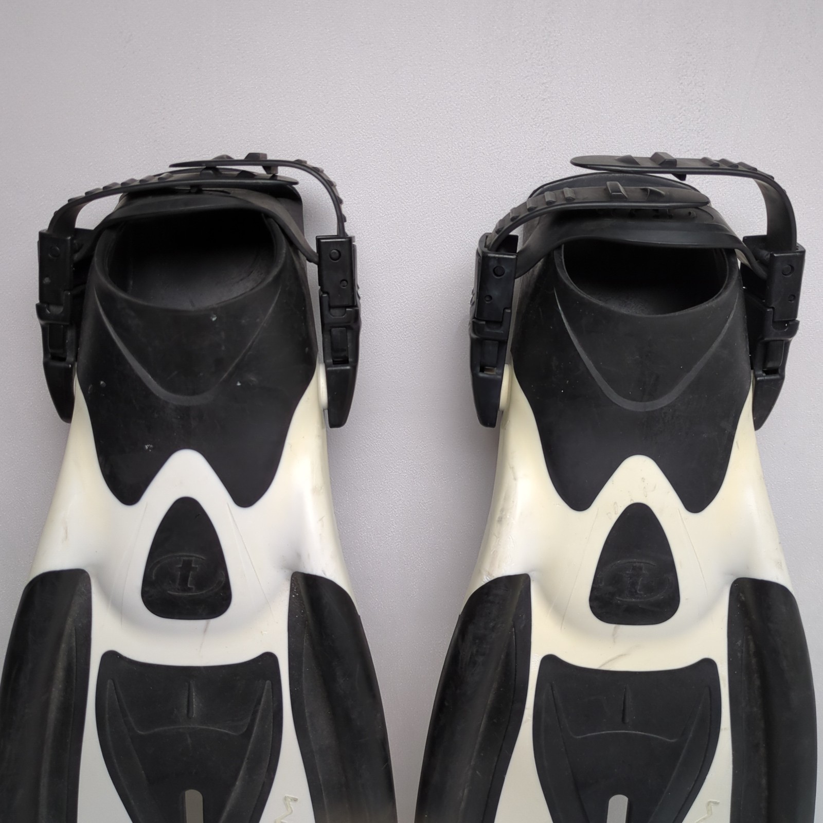Tusa Xpert Zoom Split Fin Open Adjust Heel Scuba Fins Flippers XS/S White Black