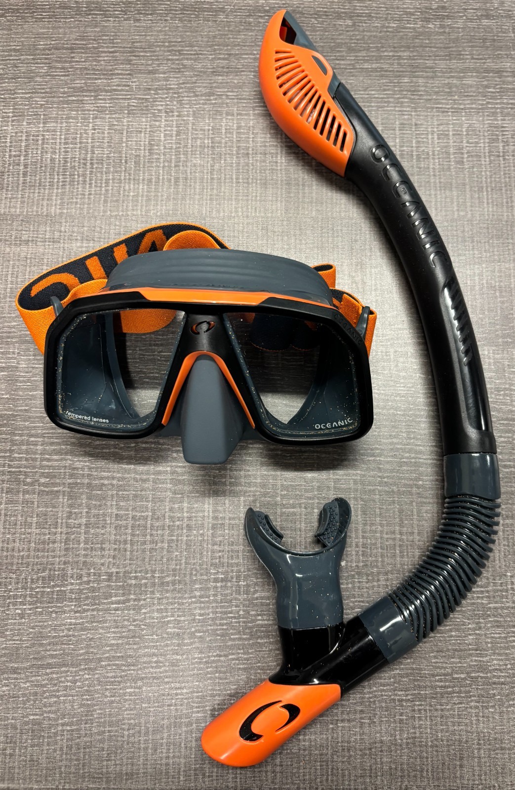 Adult Oceanic Snorkeling Set (Gray) – Size Men’s 9-13/Women’s 10-14 (Lot #134)