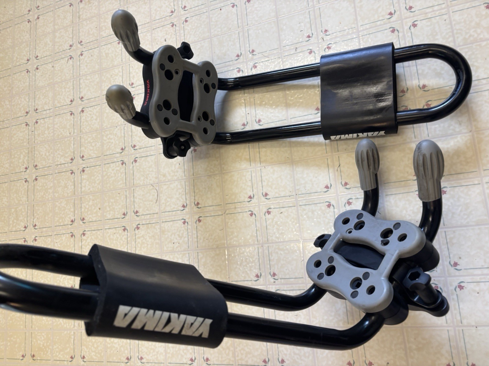 YAKIMA HULLRAISER KAYAK RACK J Hook Style Upright Roof Mount w Universal Mounts