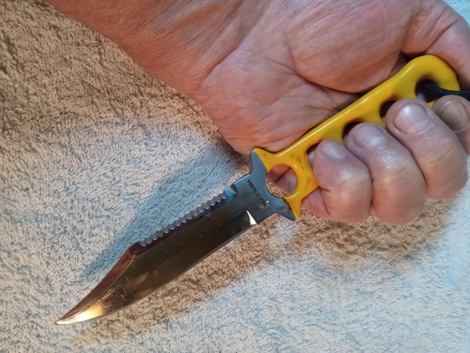 8.5″ Scuba Dive Stainless Steel Knife, Rubber Coated Handle, and Locking Sheath