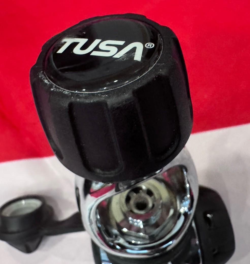 SCUBA TUSA S1001 FIRST AND SECOND STAGE REGULATOR LOOKS LIKE NEVER WET!