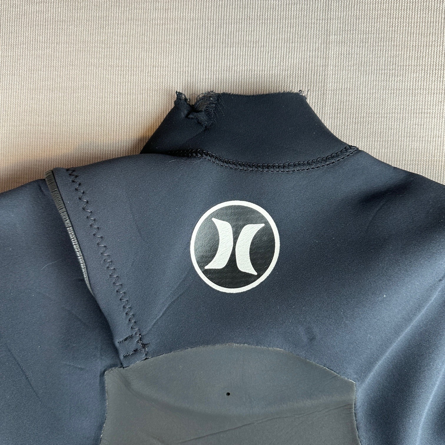 Hurley Fusion 302 Full Wetsuit Men’s MT Black Gray Chest Zip – Neck Damage