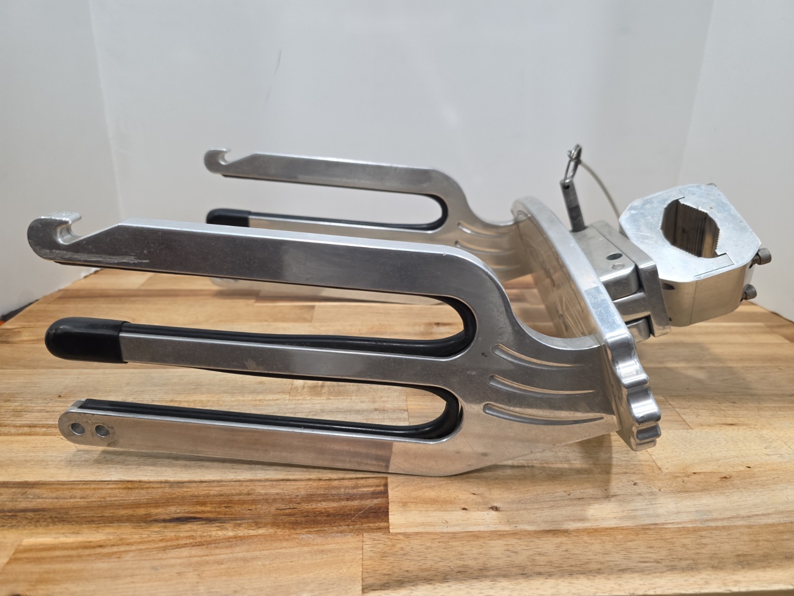 NAUTIQUES DUAL KNEE BOARD RACK WITH SWIVEL PRE-OWNED