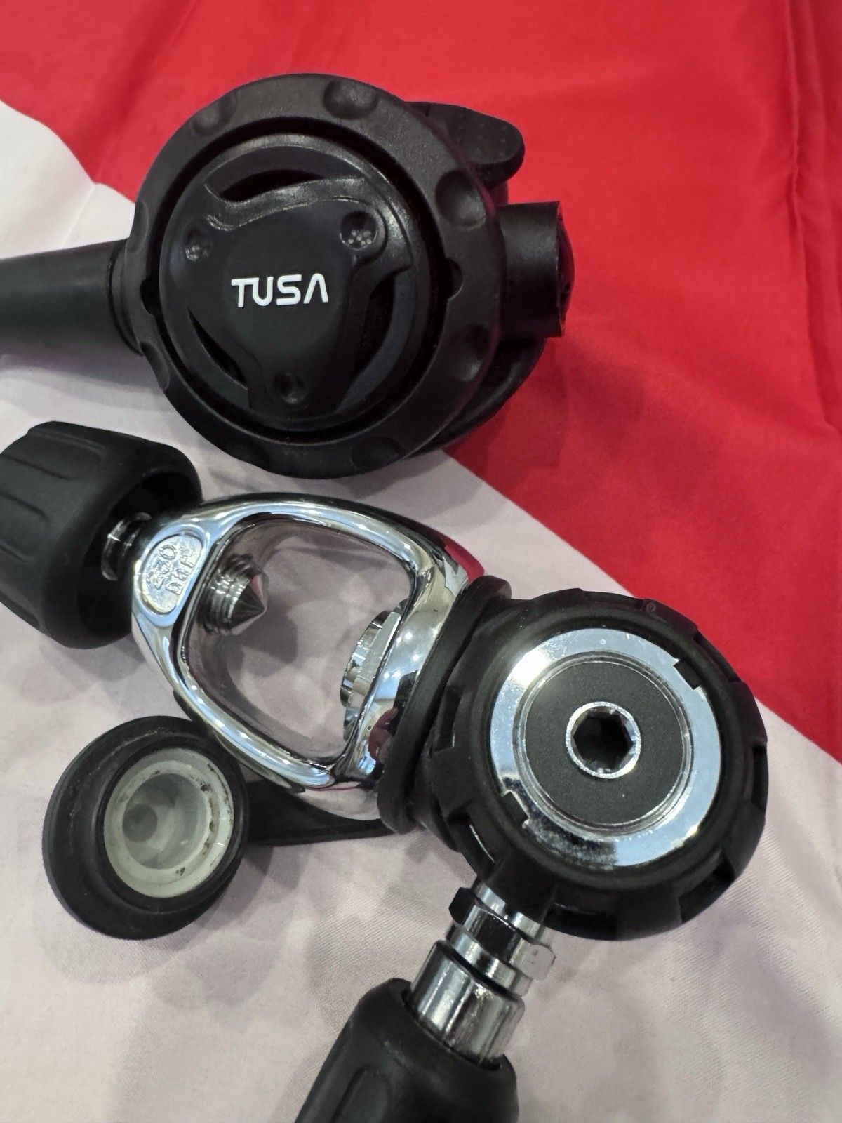 SCUBA TUSA S1001 FIRST AND SECOND STAGE REGULATOR LOOKS LIKE NEVER WET!