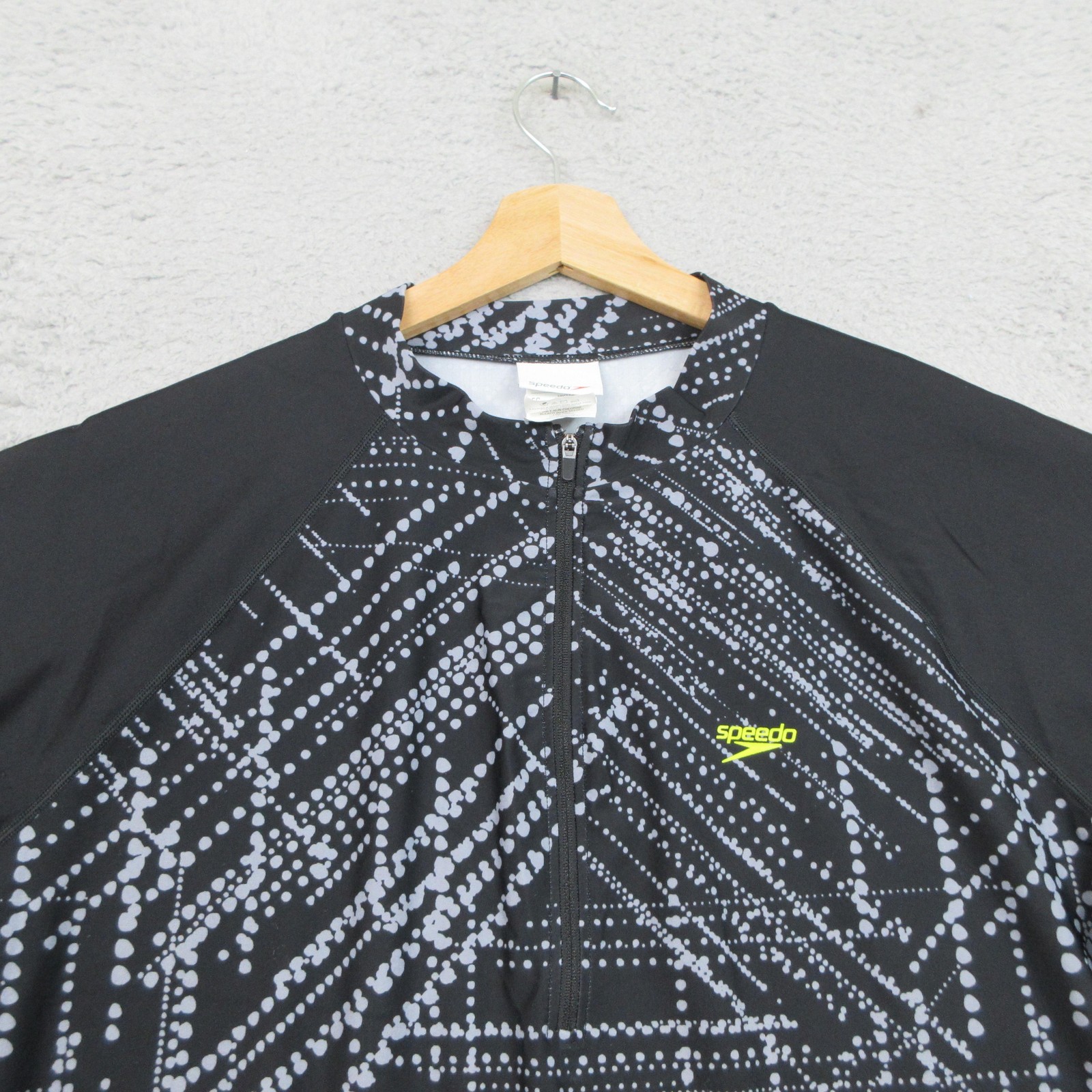 Speedo Zumba Black Graphic Shirt XL Nylon Elastane Mens Swim Rash Guard Top
