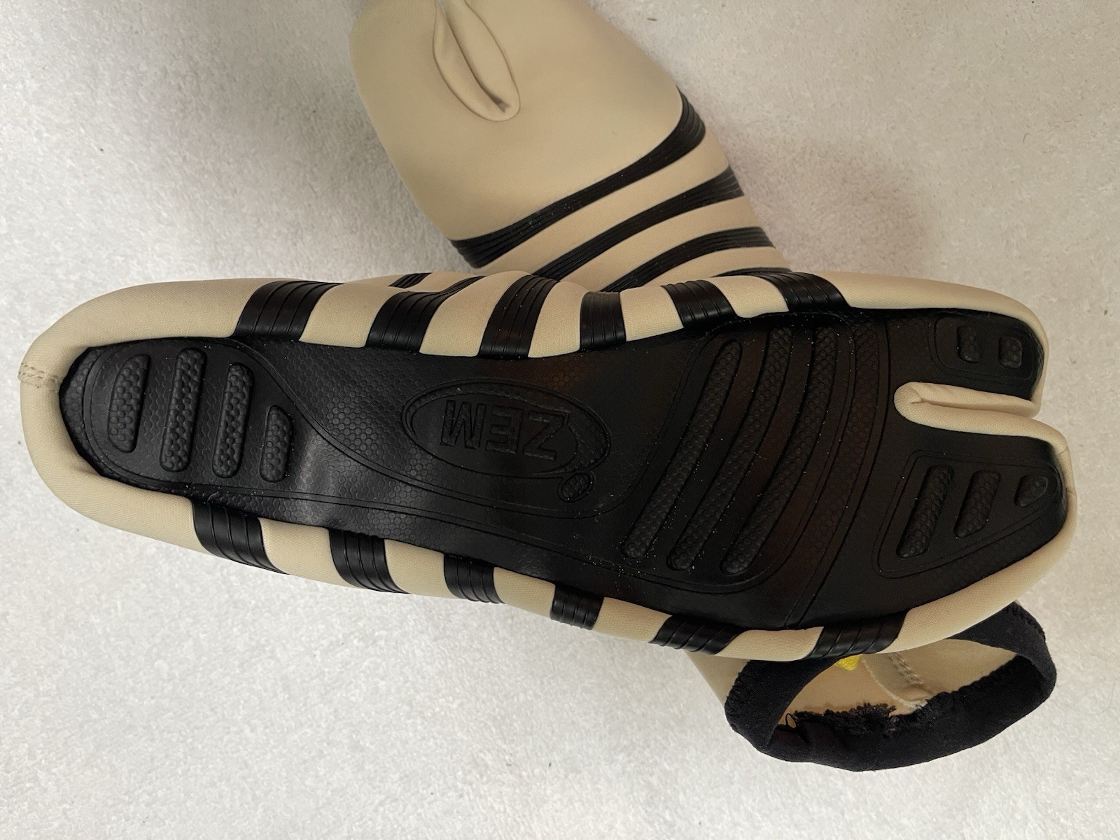 ZEM MENS WATER BOOTIES Size L 10-11 RUBBER BOOTOM NEOPRENE UPPER W STRING BAG
