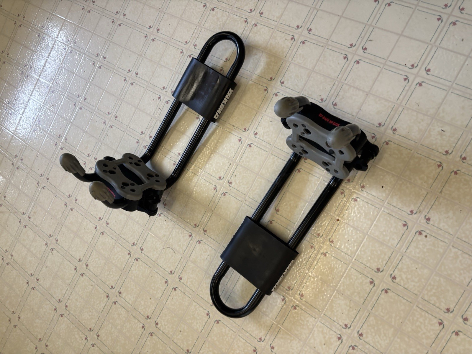 YAKIMA HULLRAISER KAYAK RACK J Hook Style Upright Roof Mount w Universal Mounts
