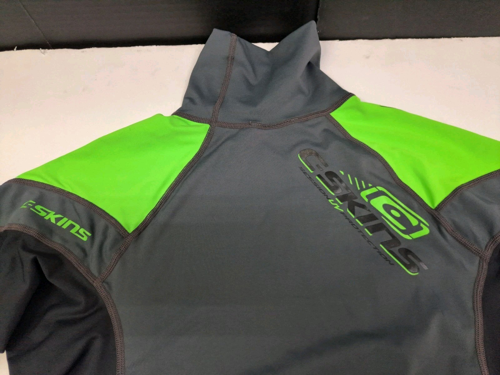NWT C- Skins Mens Short Sleeve Rashguard UV 50 Grey/Green M #7151
