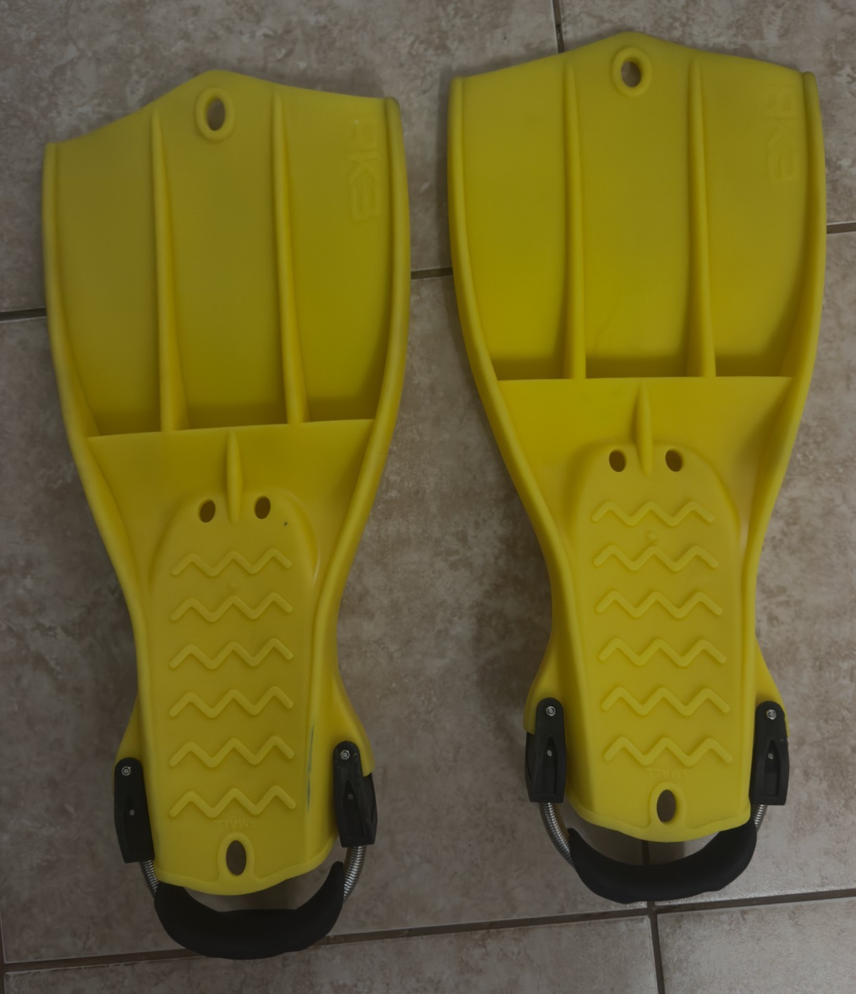 Apeks RK3 Military Rubber Fin with Adjustable Stainless Steel Spring Straps – S