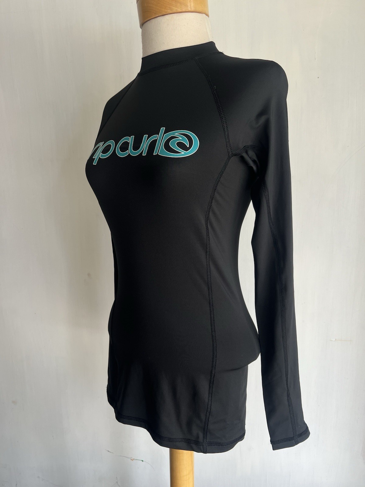 RIP CURL Official Women’s 50+ UPF Protection Long Sleeve Rash Guard Size Medium