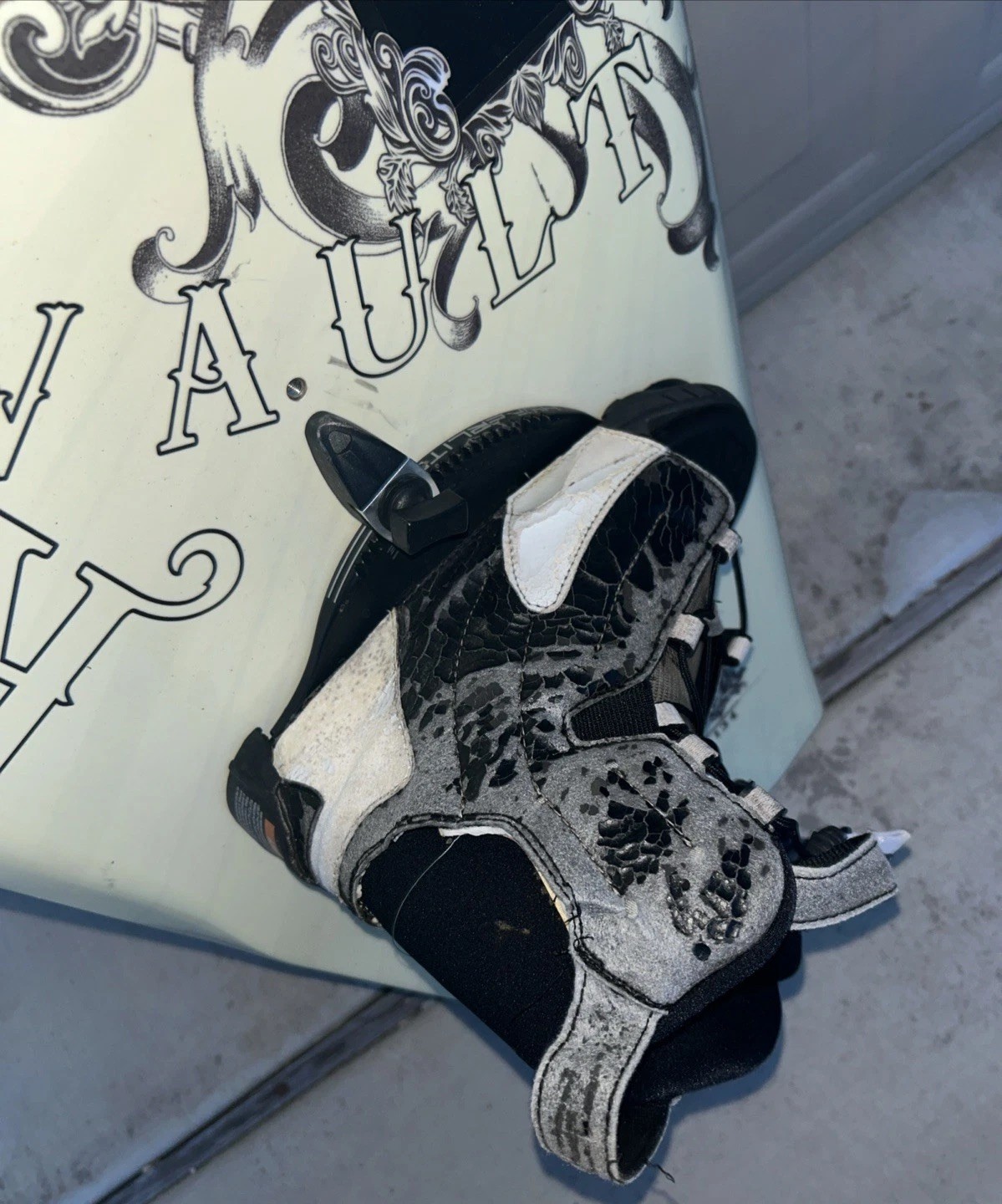 Vtg. Ronix Vault 134 Wakeboard w/ Ronix Open Toe Bindings Boots Package 134cm