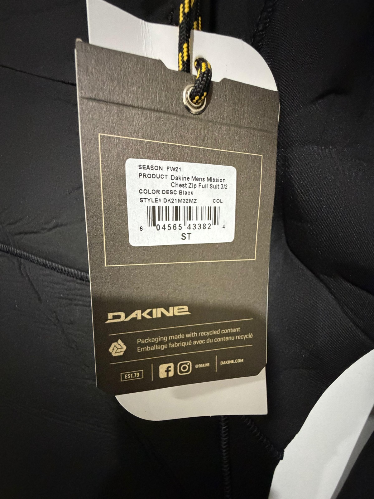 Wetsuit 3/2 mm Black ST size 5’9-5’11 NWT Zip Free
