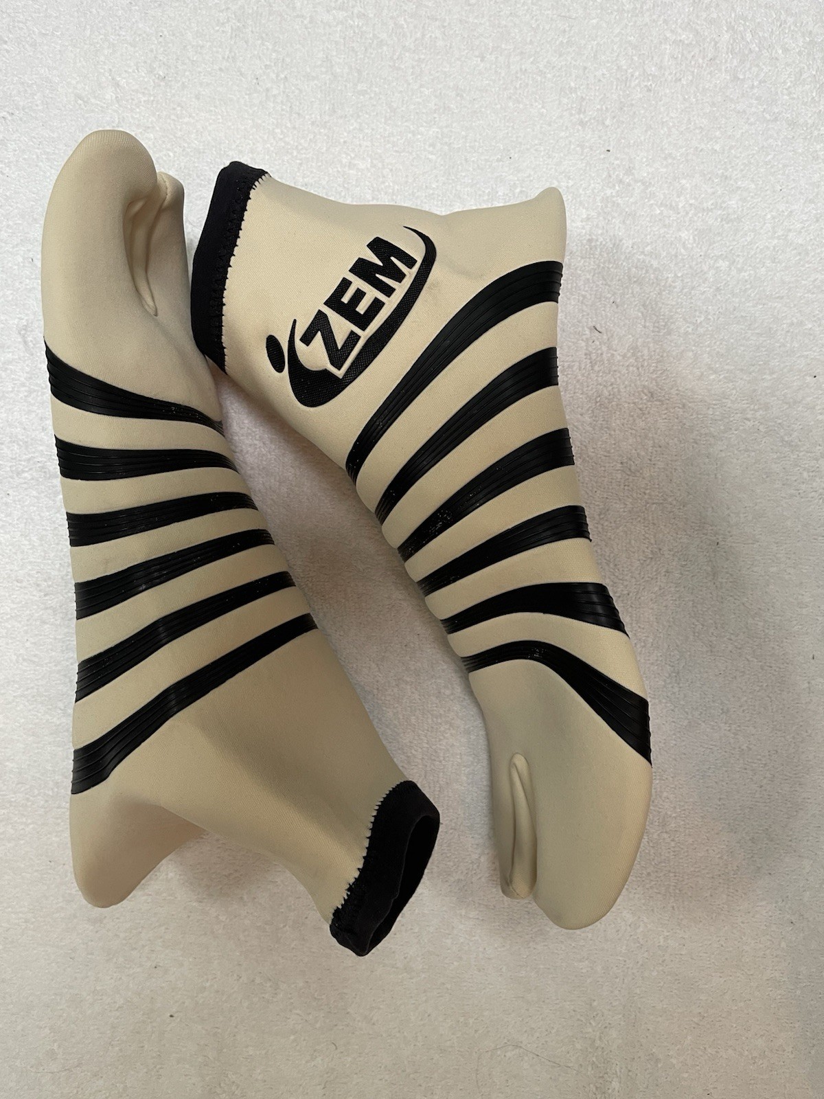 ZEM MENS WATER BOOTIES Size L 10-11 RUBBER BOOTOM NEOPRENE UPPER W STRING BAG