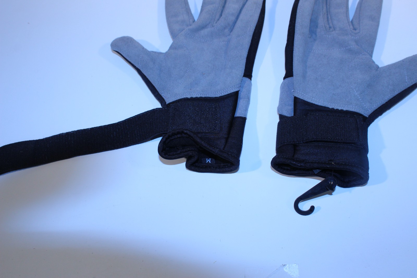 Full-Finger / Long-Finger Medium Size Blk/Gry Sailing Gloves by West Marine
