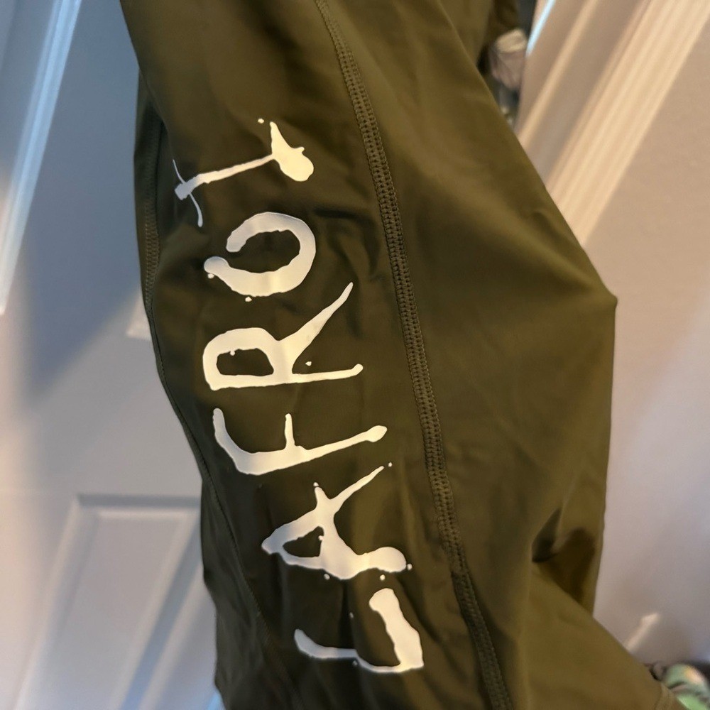 LAFROI Rash Guard Top Olive Green Feather Print S/M Athletic NWOT