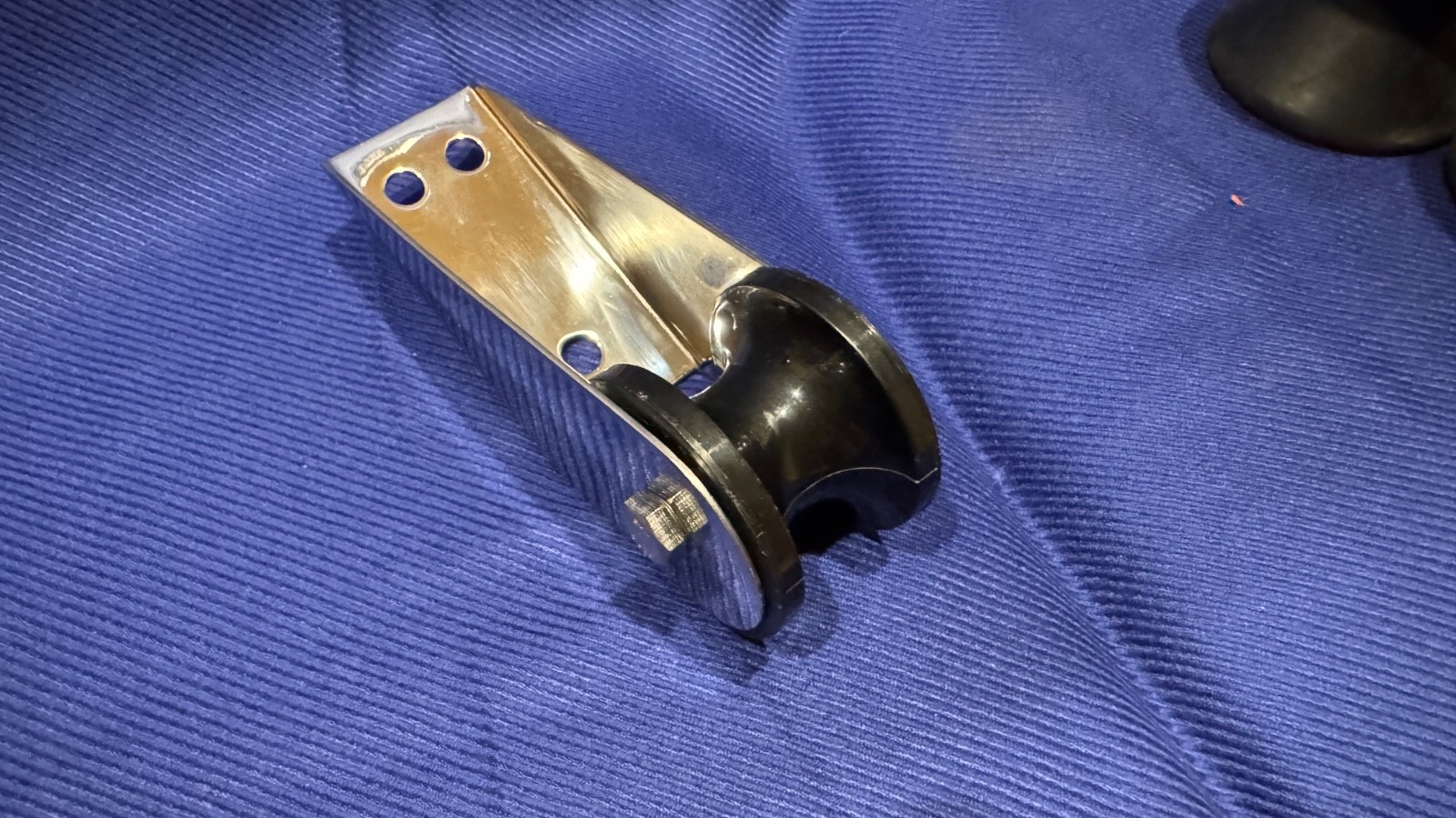 Chrome Wall Mount Roller Bracket with Rubber Roller for Fixed Anchor