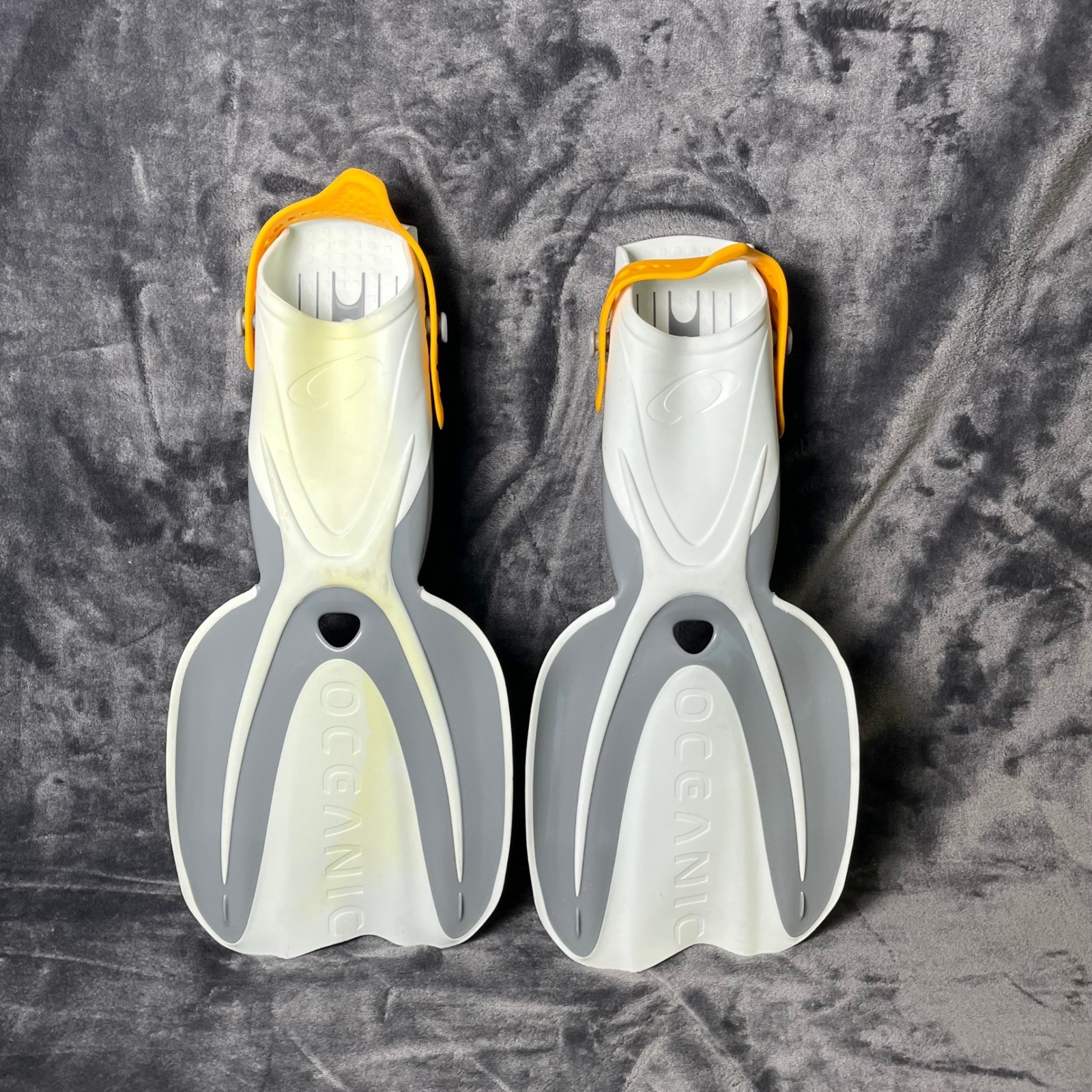 Oceanic Manta Ray Open Heel Scuba Diving Fins Gray White Mens 9-13 Womens 10-14