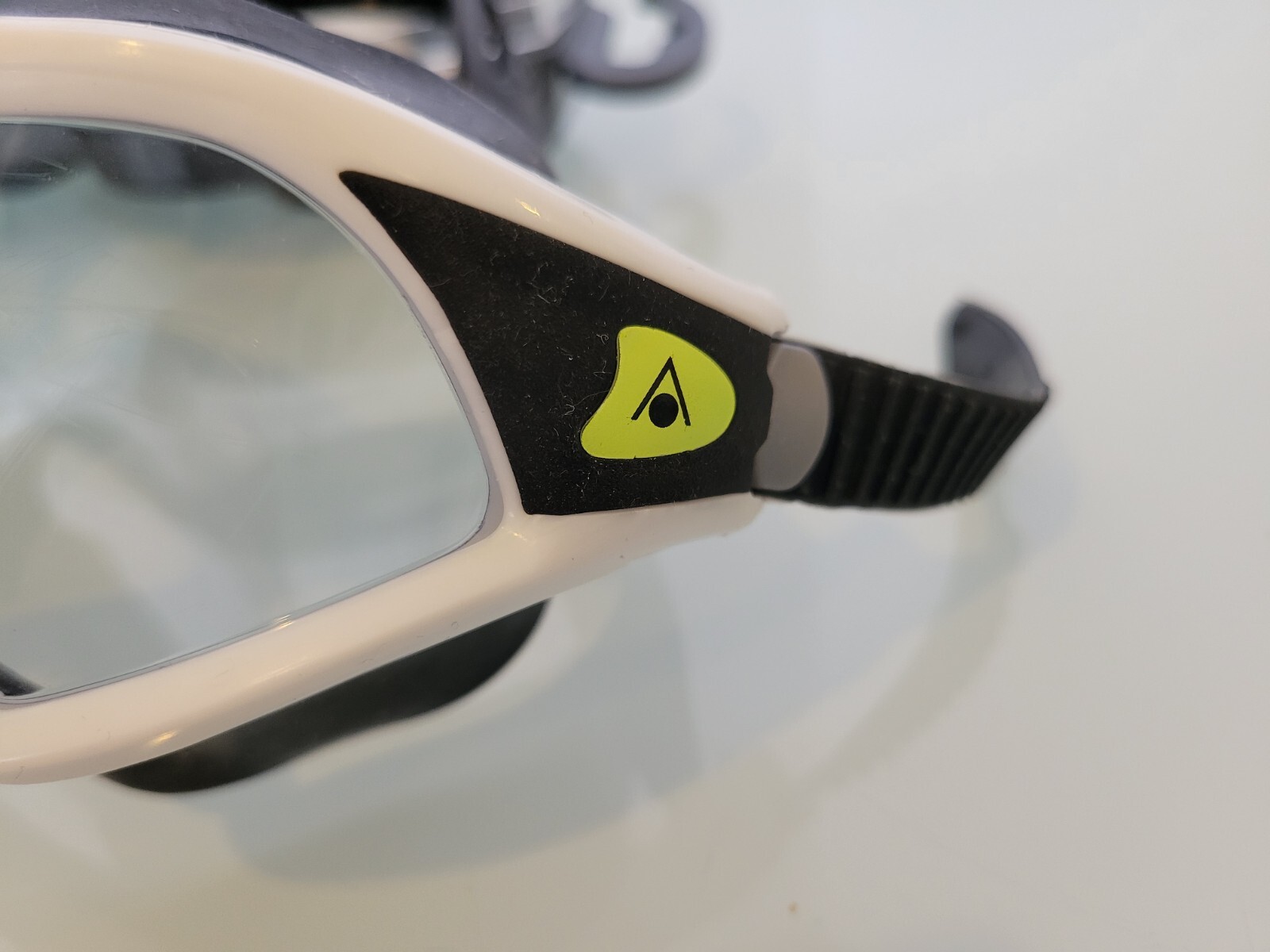 Aqua Sphere Seal XP2 EXO low profile, anti-fog, swim goggles W Case *READ*