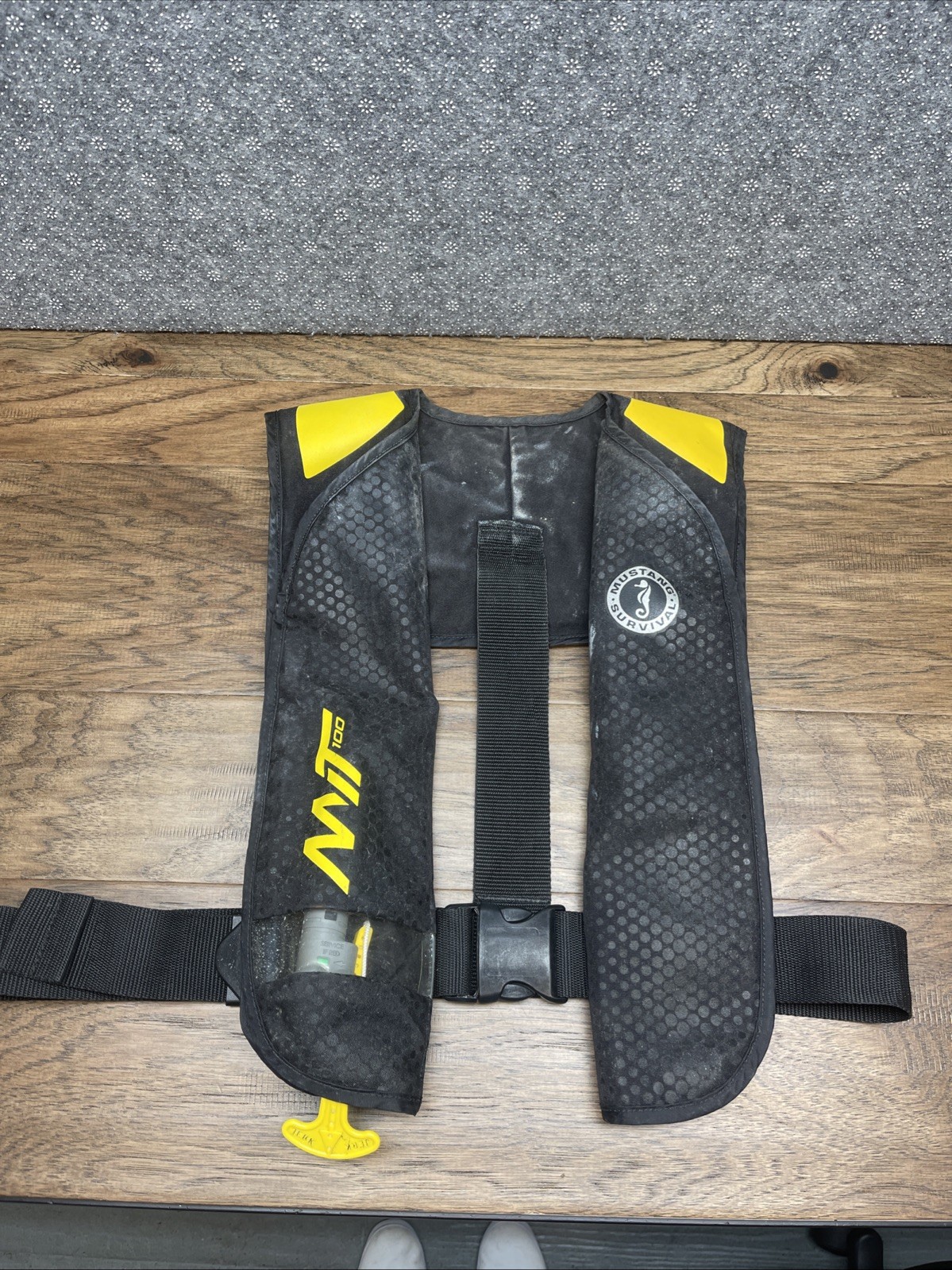Mustang Survival Life Vests Adult Universal MIT100 Lot NO SG 041212 JD TC