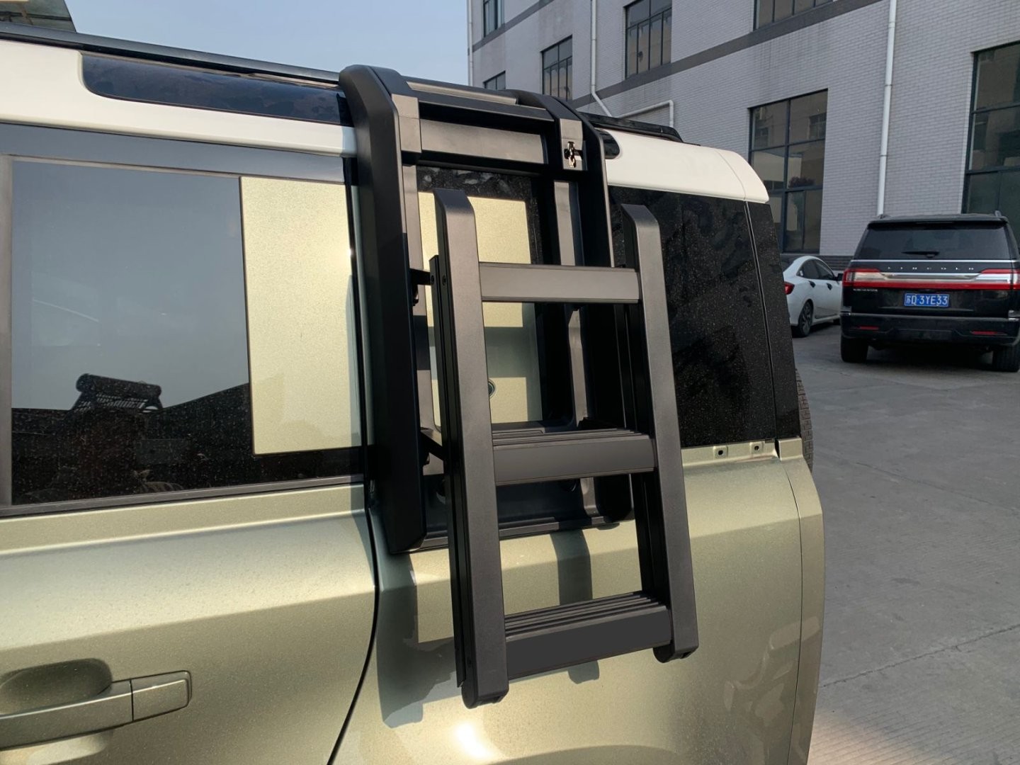 For 2020-2026 LR Defender 110 Matte Black Side Access Liftable Ladder Roof Step