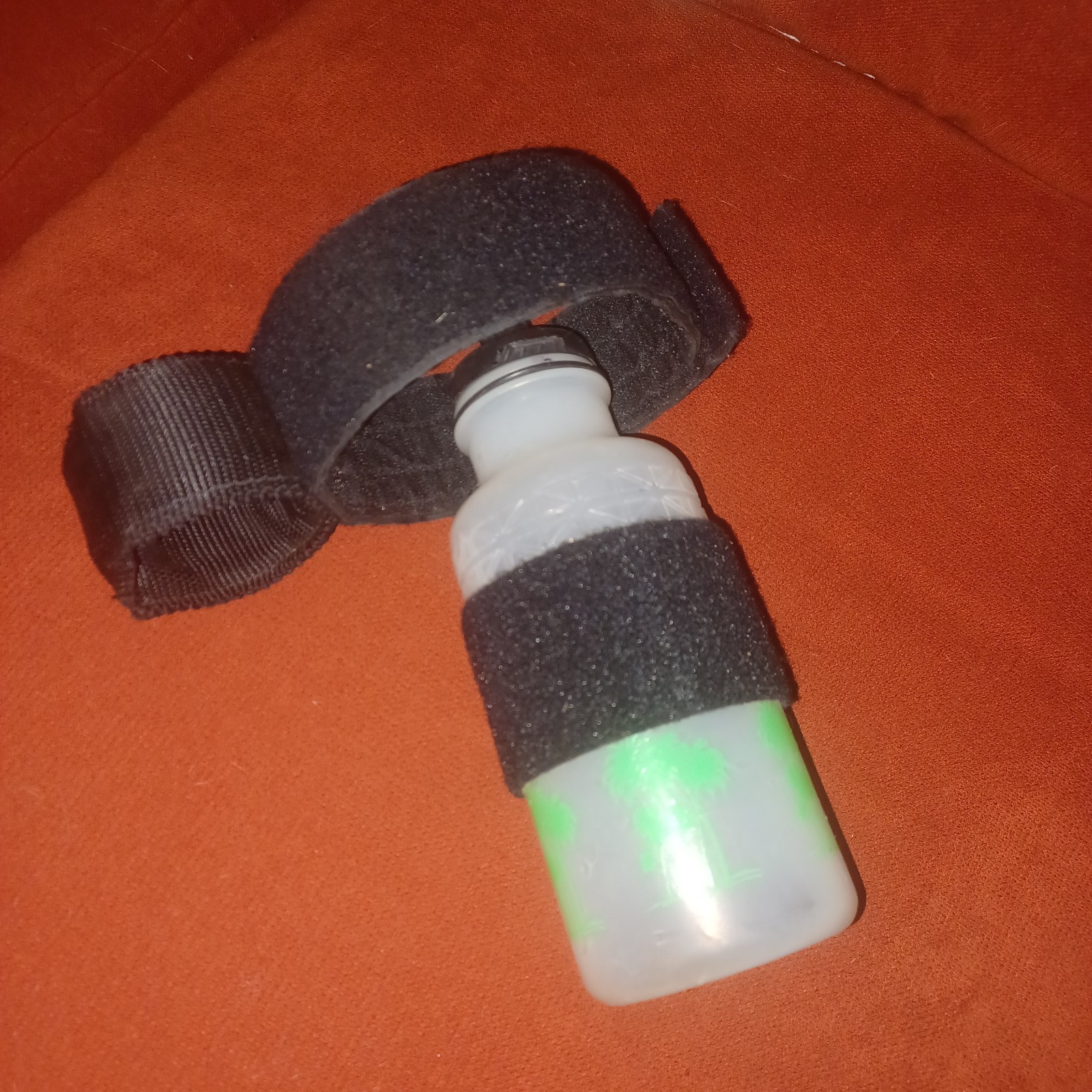 RARE windsurfing/bike mast-bottle 20oz Vel cro/fastener Take beverage everywhere