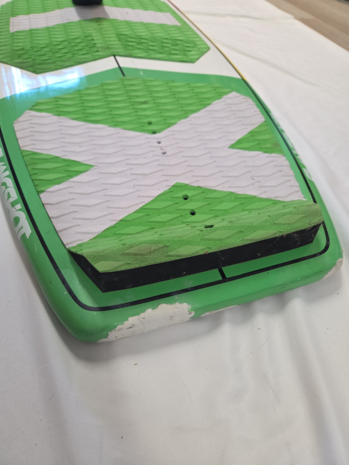 Slingshot Wakefoiler Wakeboard 4’10″x 20″x 1 3/8″ Green White- Good Condition!