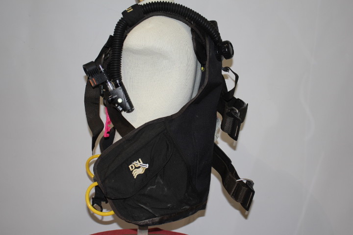 DUI SCUBA BCD, Size Men’s Med, Air Source w/Dive Alert, Model 290103 (109)