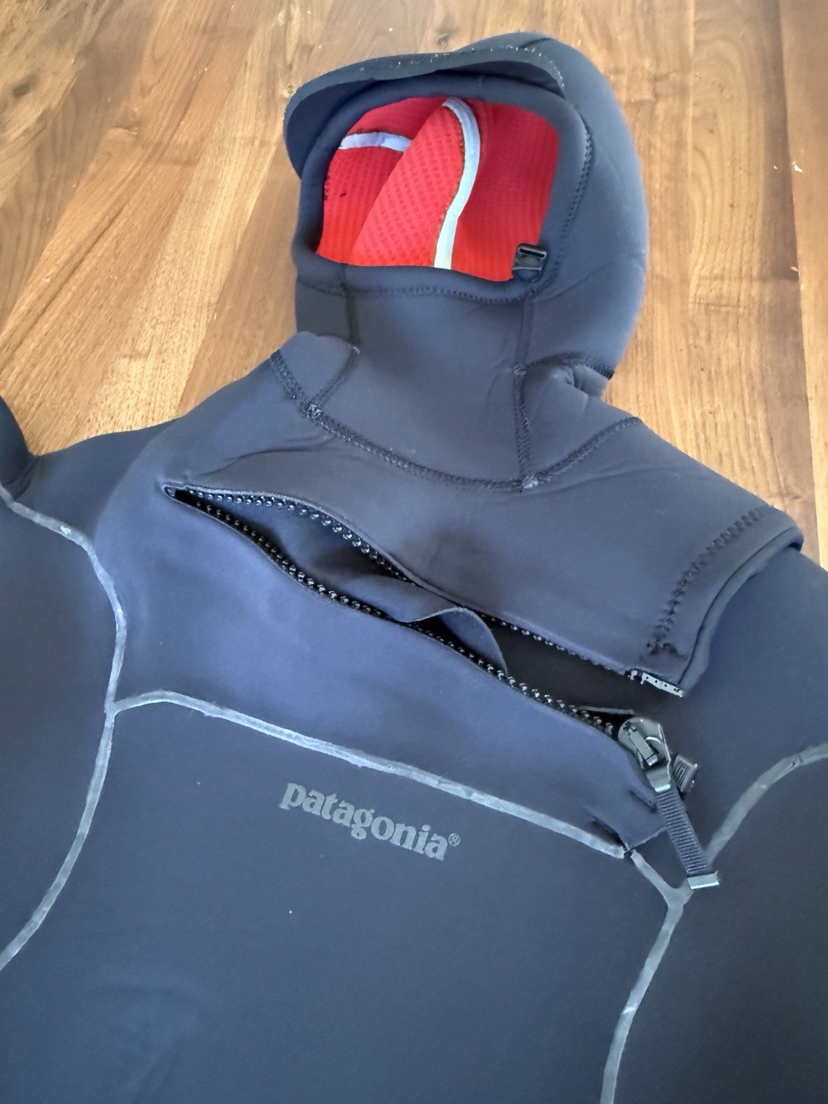 Patagonia Women’s Hooded Full Wetsuit Yulex Size 6 Black/Red