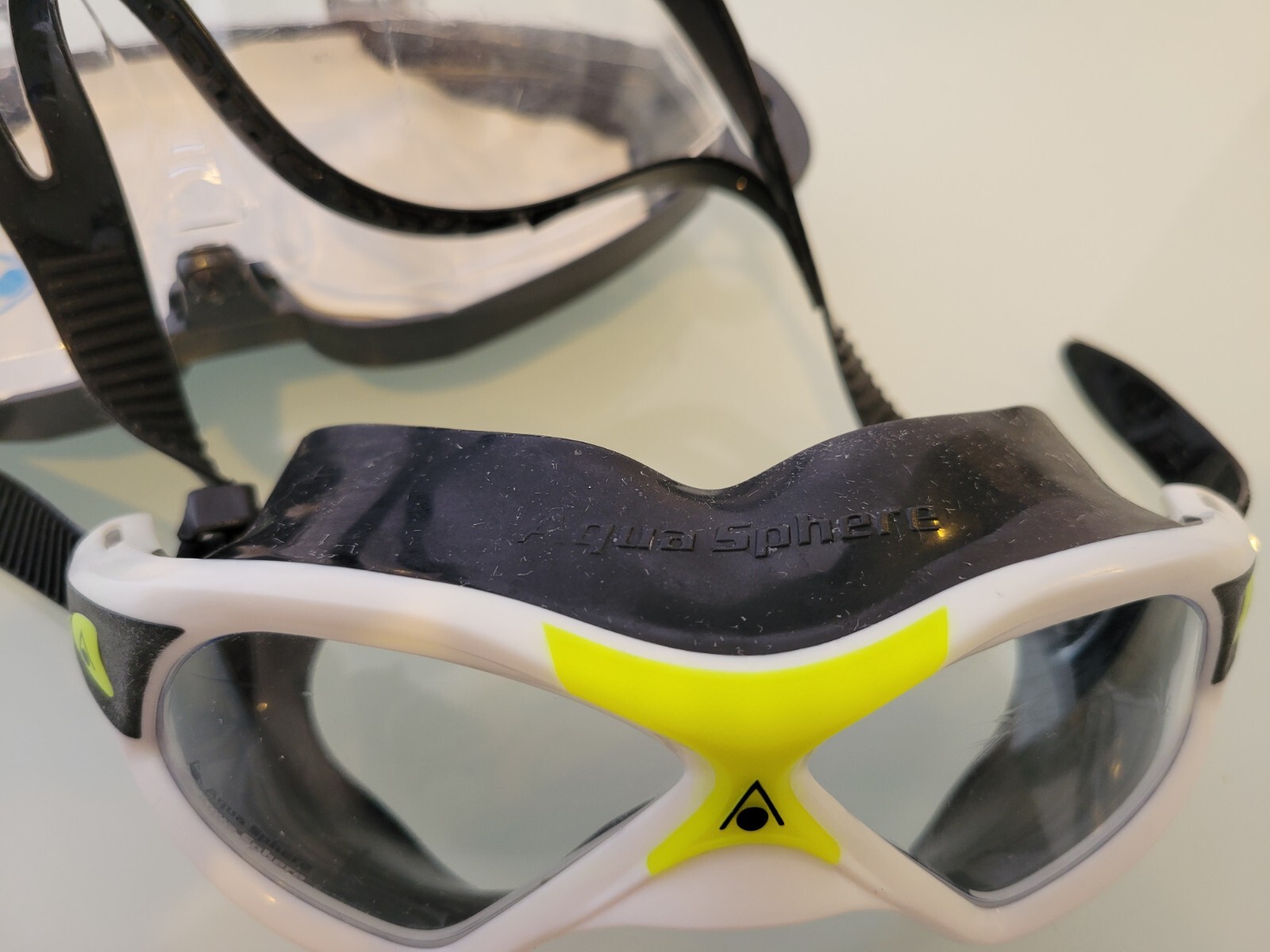 Aqua Sphere Seal XP2 EXO low profile, anti-fog, swim goggles W Case *READ*