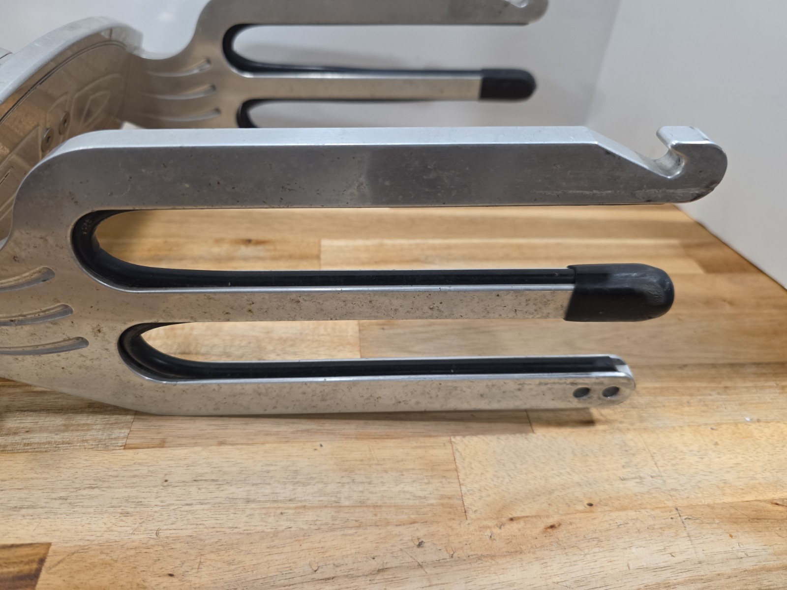 NAUTIQUES DUAL KNEE BOARD RACK WITH SWIVEL PRE-OWNED