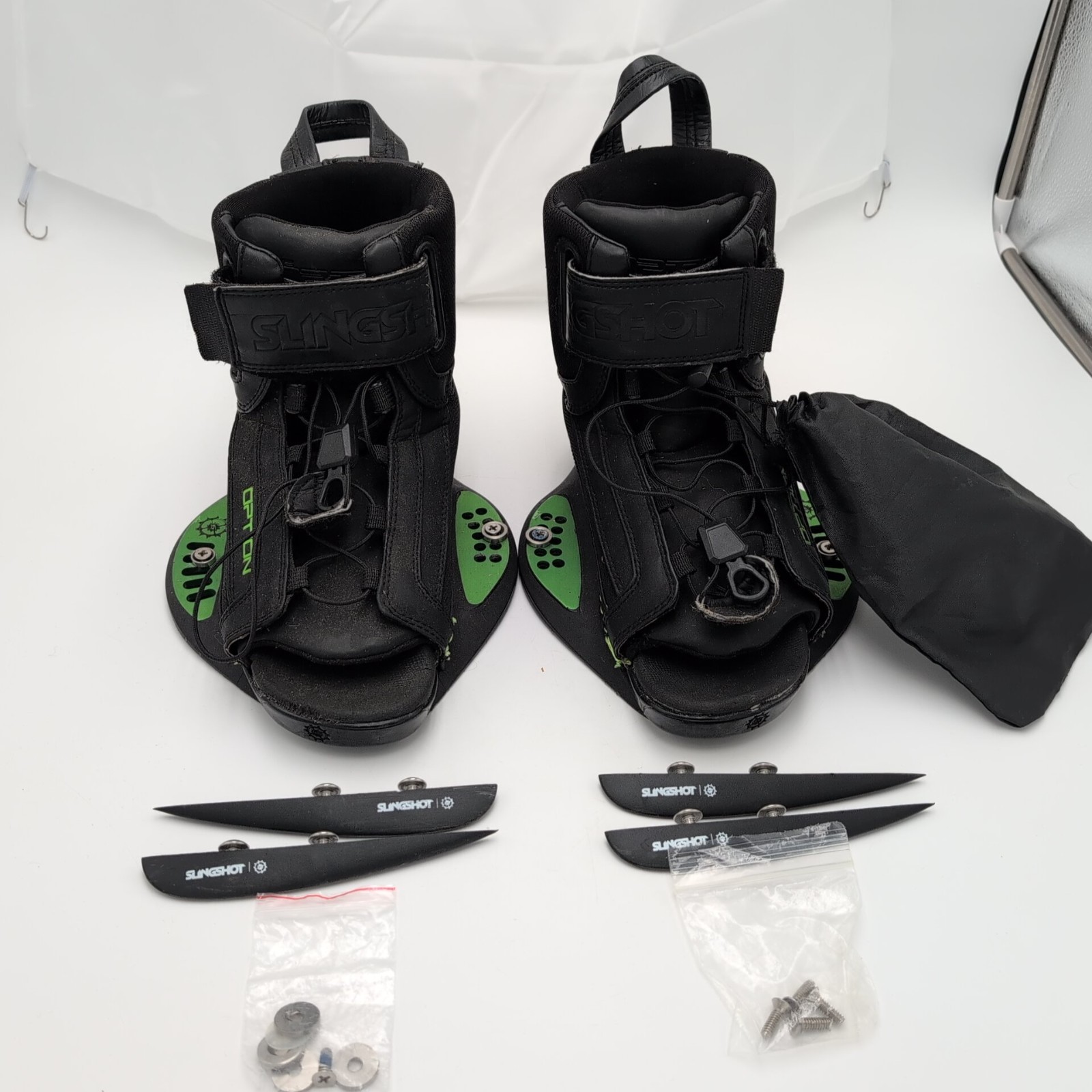 Slingshot The Option Wakeboard Bindings Boots S/M Black Green w Fins