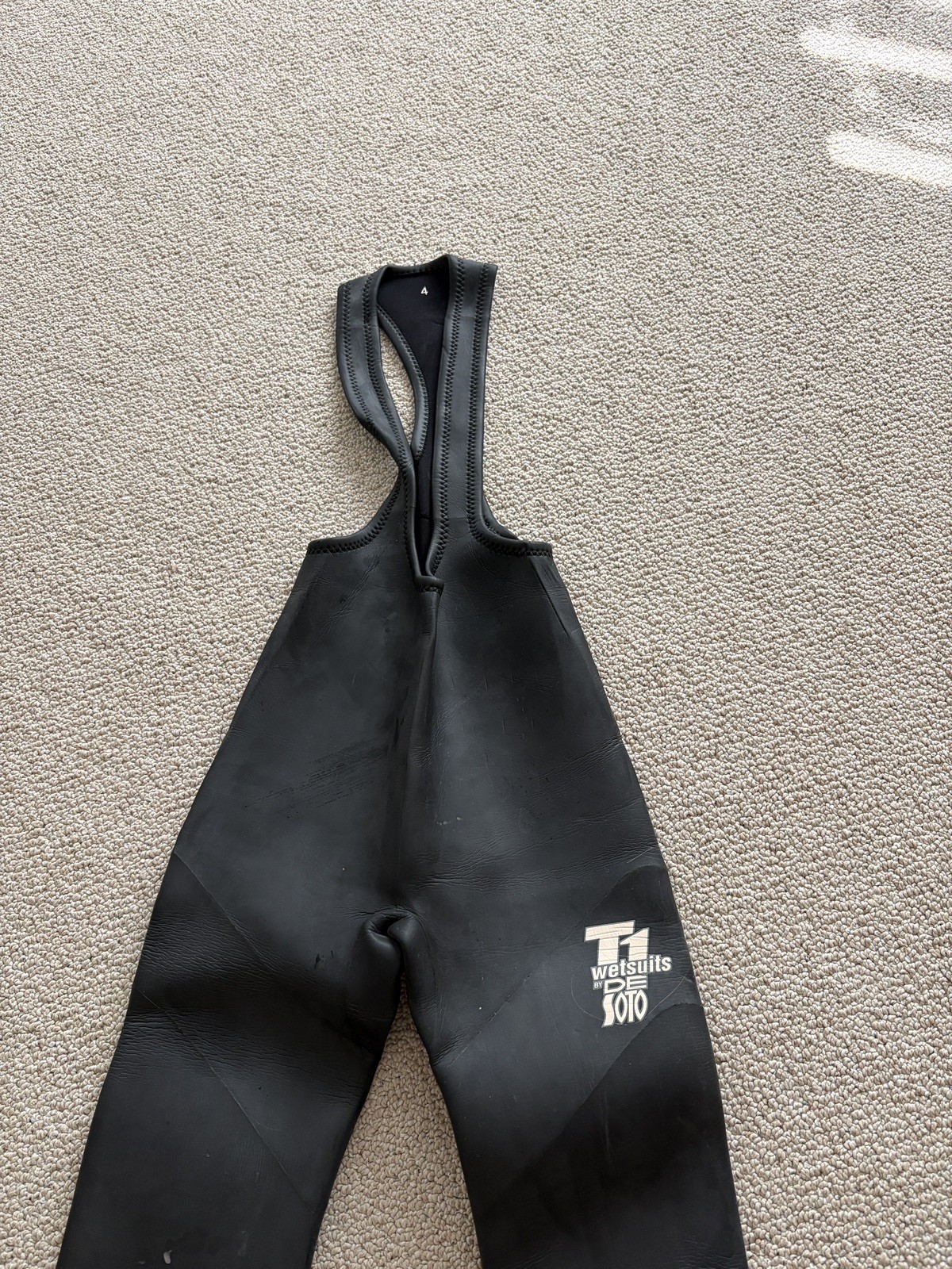 De Soto T1 Wetsuit Men’s Two Piece Black Top and Bib Pants – Size 4