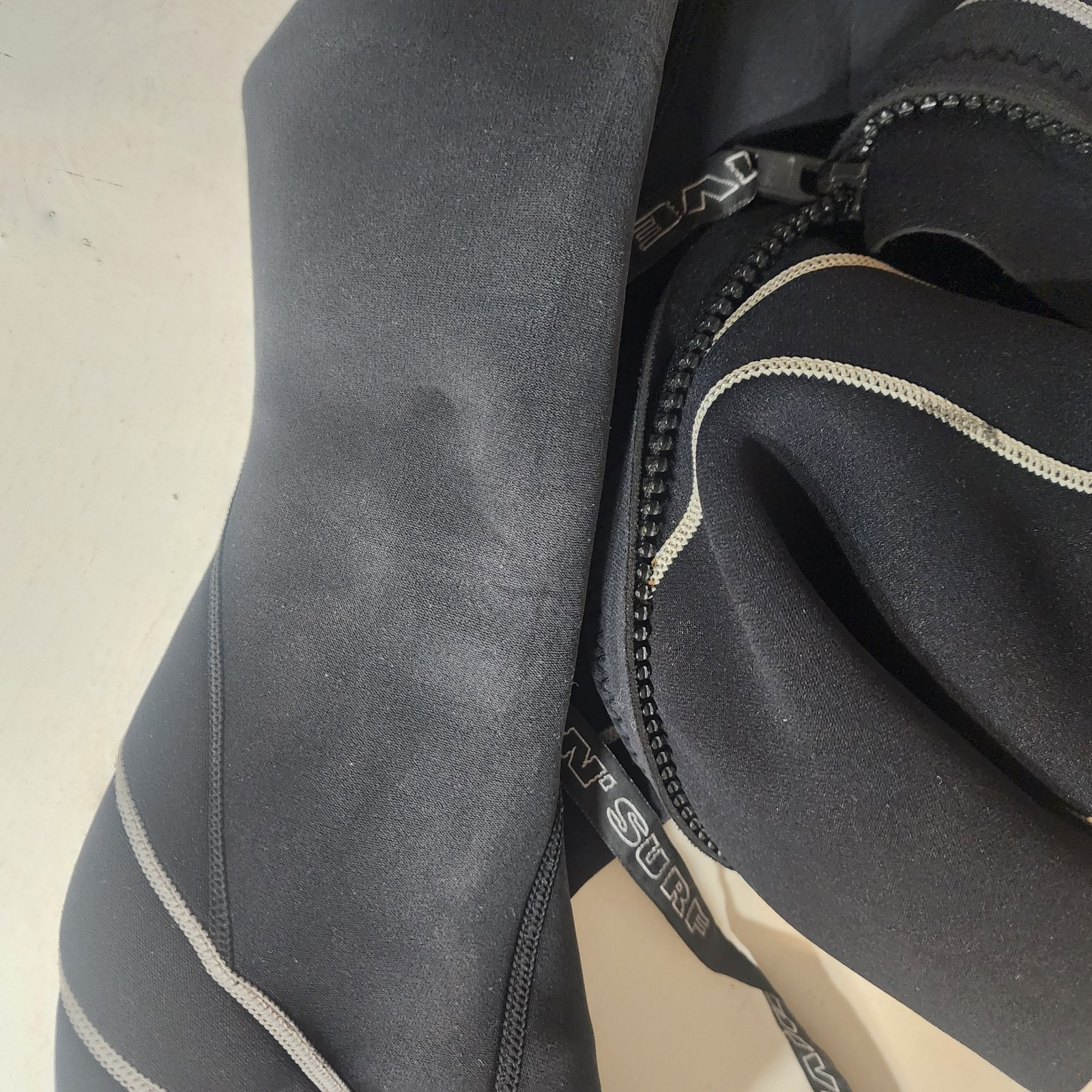 Dive N’ Surf Shorty Wetsuit – Men’s Size Small – Black/Gray Flatlock – Back Zip