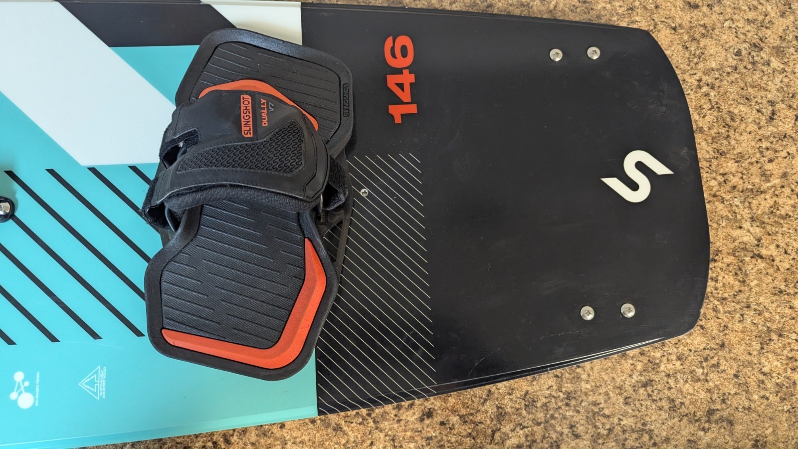 Slingshot Crisis V4-146- Kiteboard and Dually V7 Kiteboard Foot Straps