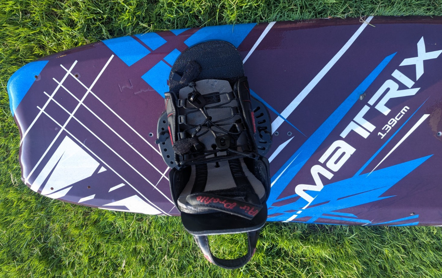 Hydroslide Matrix Wake Board, 139cm Blue, Black & White with Hold Um bindings