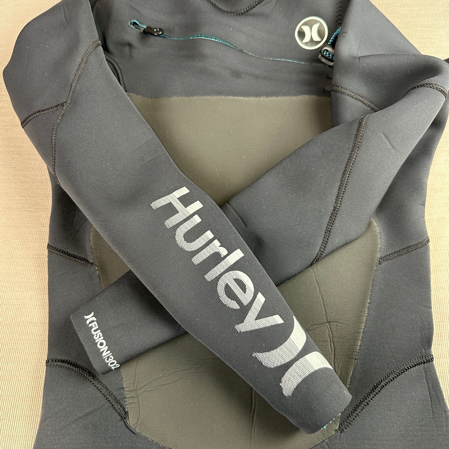 Hurley Fusion 302 Full Wetsuit Men’s MT Black Gray Chest Zip – Neck Damage