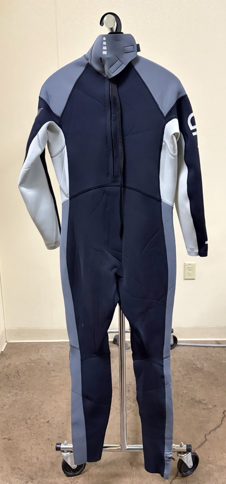 Lands End Sport Neoprene Wetsuit Mens Small Grey and Black Full Length