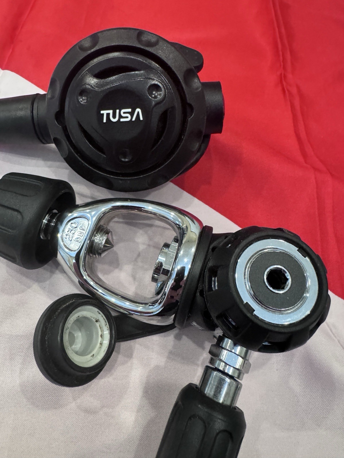 SCUBA TUSA S1001 FIRST AND SECOND STAGE REGULATOR LOOKS LIKE NEVER WET!