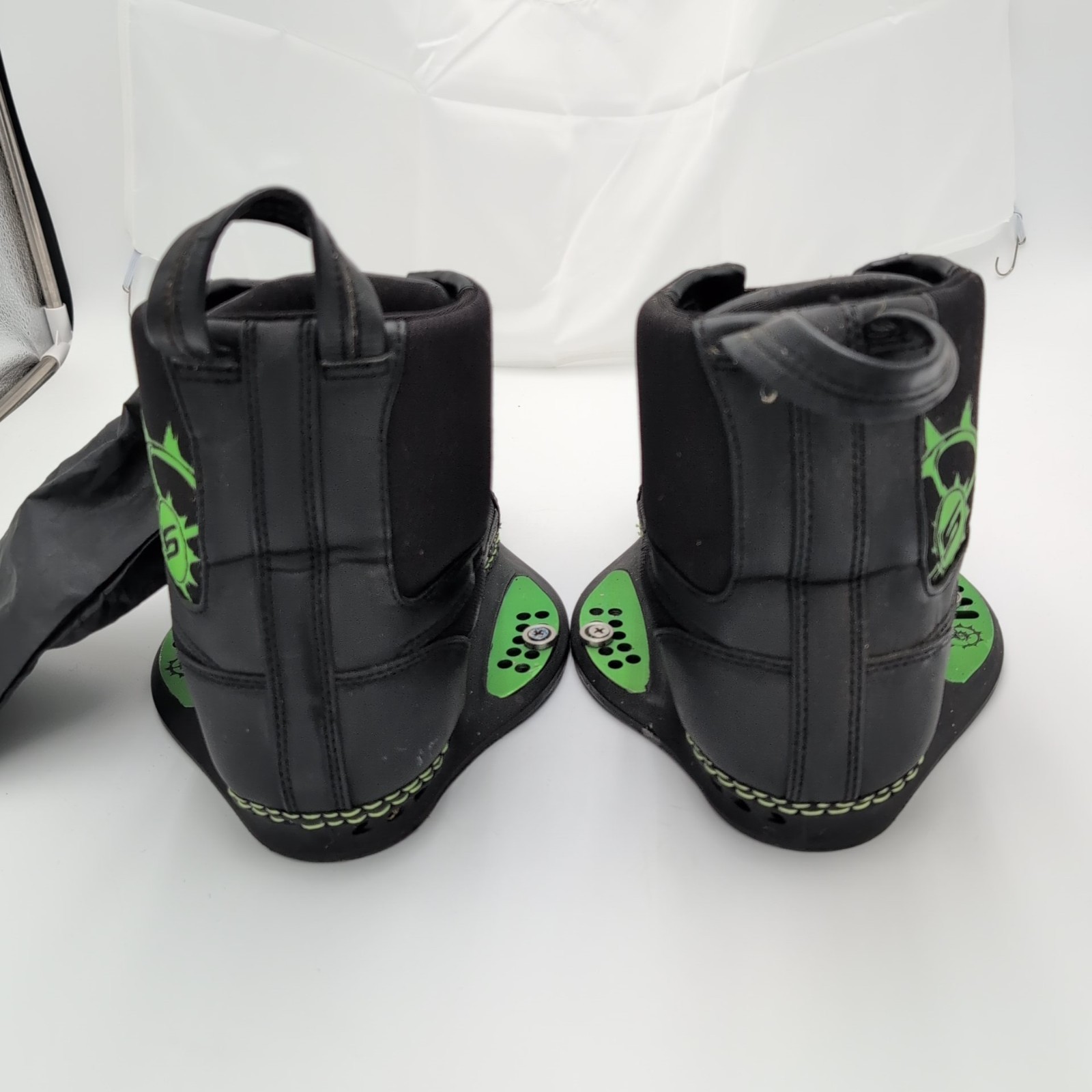 Slingshot The Option Wakeboard Bindings Boots S/M Black Green w Fins